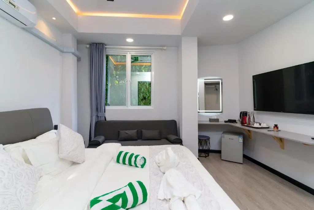 Guest room with double bed and wall-mounted TV at Sunway Ukulhas, Ukulhas Island, Maldives