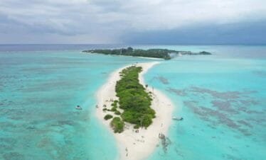 Private island picnic for families in the Maldives with stunning ocean views.